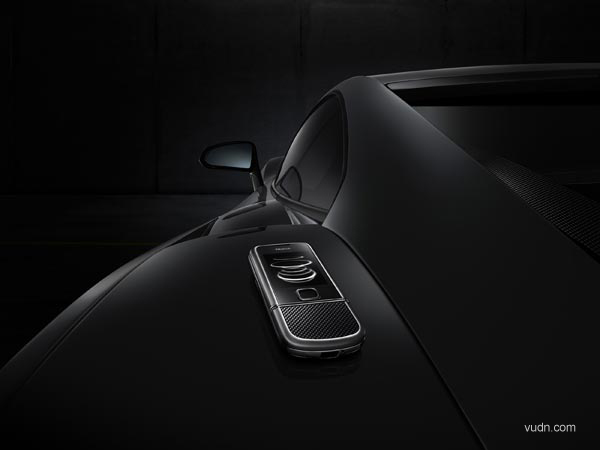 Nokia 8800 Carbon Arte是诺基亚新发布的又一豪华手机。该手机采用了碳纤维材质，结合钛，高亮玻璃等制作，其质轻强度高，而且再视觉和触觉上有着非常棒的效果。在功能上，内存扩展到了大容量的4GB，有tap-for-time 