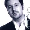 Jonathan Ive 1967年出身在伦敦。由他父亲抚养他，他的受到了他父亲很大的影响。在他大学毕业以后，和纽卡斯特综合大学的同学于1998年成立了桔子工作室。1992年他到了加里福尼亚完成了他的梦想之一，成了一名苹果顾问