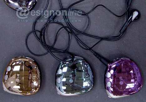 2006年工业设计最新产品与材料发展趋势报告之三<br />
25——FM20 MP3-player www.dolcn.comLG电子在全球首先将镀铬合金技术应用在了MP3播放器上，这种表面材料一般应用于太阳镜、化妆品盒子等时尚物品的表面，这款MP3简洁
