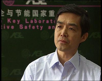 　正像我们在比亚迪身上看到的，跑在前面的电动车，眼下却面临着种种尴尬。这种尴尬看起来，来自现实的应用环境，基础设施不配套，充电网络不完善，但是，根源却在于我们汽车业格局所带来的现实，大型车企没有技术创新的动力，引进几个