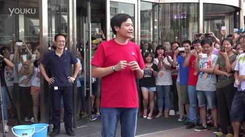 这场发端于社交网络的线上活动，经由各种媒体的传播后，演变成更大规模的线下活动，越来越多的名人和品牌加入其中，或者相互点名，或者抓紧借势。他们或许并不熟悉渐冻人的来历，但在这股冰桶的浪潮下，参与才是第一位的，而营销也是