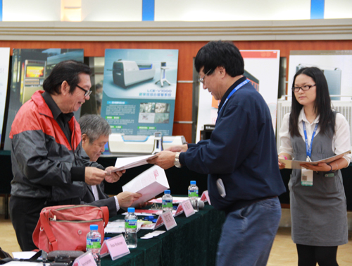   经过初评、复评两轮评审，2014年12月1日，第十届东莞杯国际工业设计大赛在广东现代国际展览中心二楼D会议室举行大赛作品终评活动。    大赛终评活动采取现场答辩形式，同时结合参赛作品的实物模型及图片展板的方式进行。